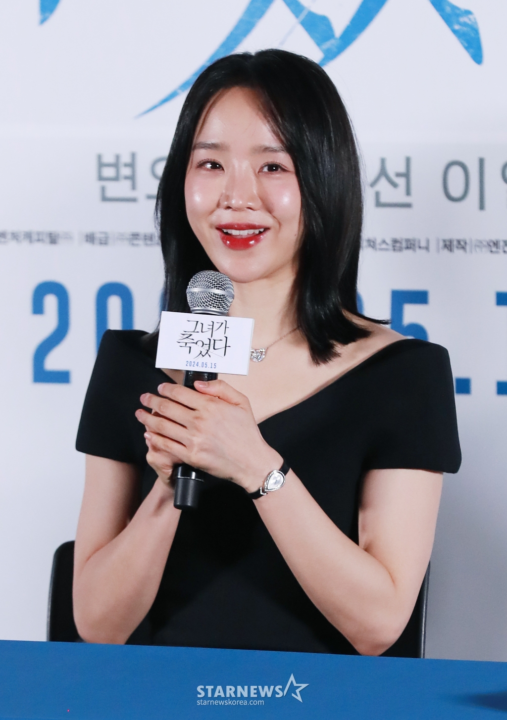 배우 신혜선이 29일 서울 CGV용산아이파크몰에서 진행된 영화 '그녀가 죽었다'(감독 김세휘) 언론시사회 및 간담회에 참석해 질문에 답하고 있다. 훔쳐보기가 취미인 공인중개사 정태(변요한)가 자신이 관찰하던 인플루언서 소라(신혜선)를 죽였다는 누명을 벗기 위해 벌이는 분투를 그린 영화 '그녀가 죽었다'는 오는 5월 15일 개봉한다. /2024.04.29 /사진=이동훈