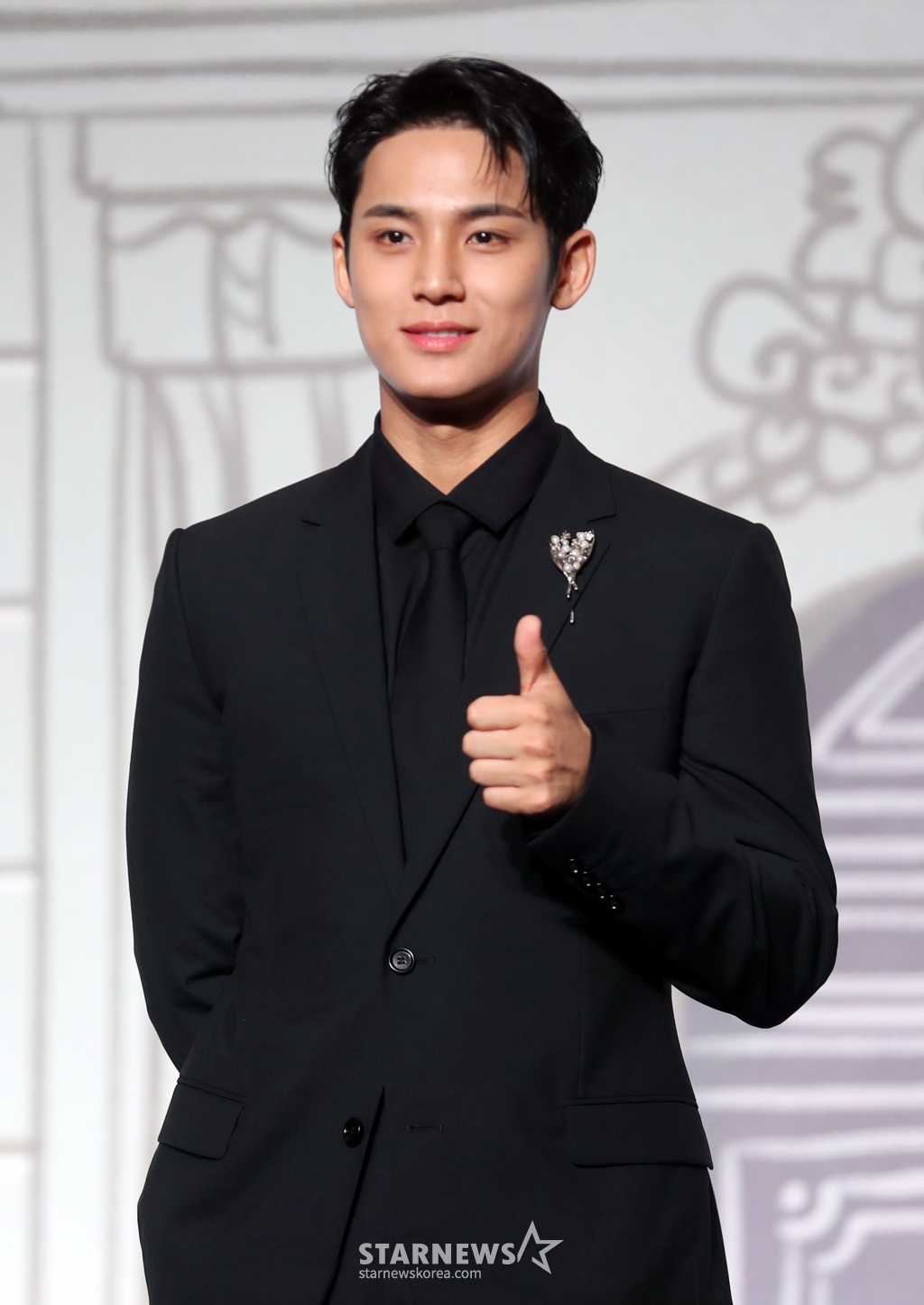 그룹 세븐틴(Seventeen) 민규가 29일 오후 서울 여의도 콘래드호텔 그랜드 볼룸에서 베스트 앨범 '17 IS RIGHT HERE' 발매 기념 글로벌 기자간담회를 열고 포즈를 취하고 있다.   이번 베스트 앨범 '17 IS RIGHT HERE'은 9년의 발자취를 담는 동시에 지난 시간을 기념하며 우리만의 공간에서 영원히 함께할 것임을 약속하는 앨범으로 총 33개의 트랙으로 한국 앨범 타이틀 20곡과 일본 앨범 타이틀 8곡, '아낀다', 타이틀 곡 'MAESTRO /사진=임성균