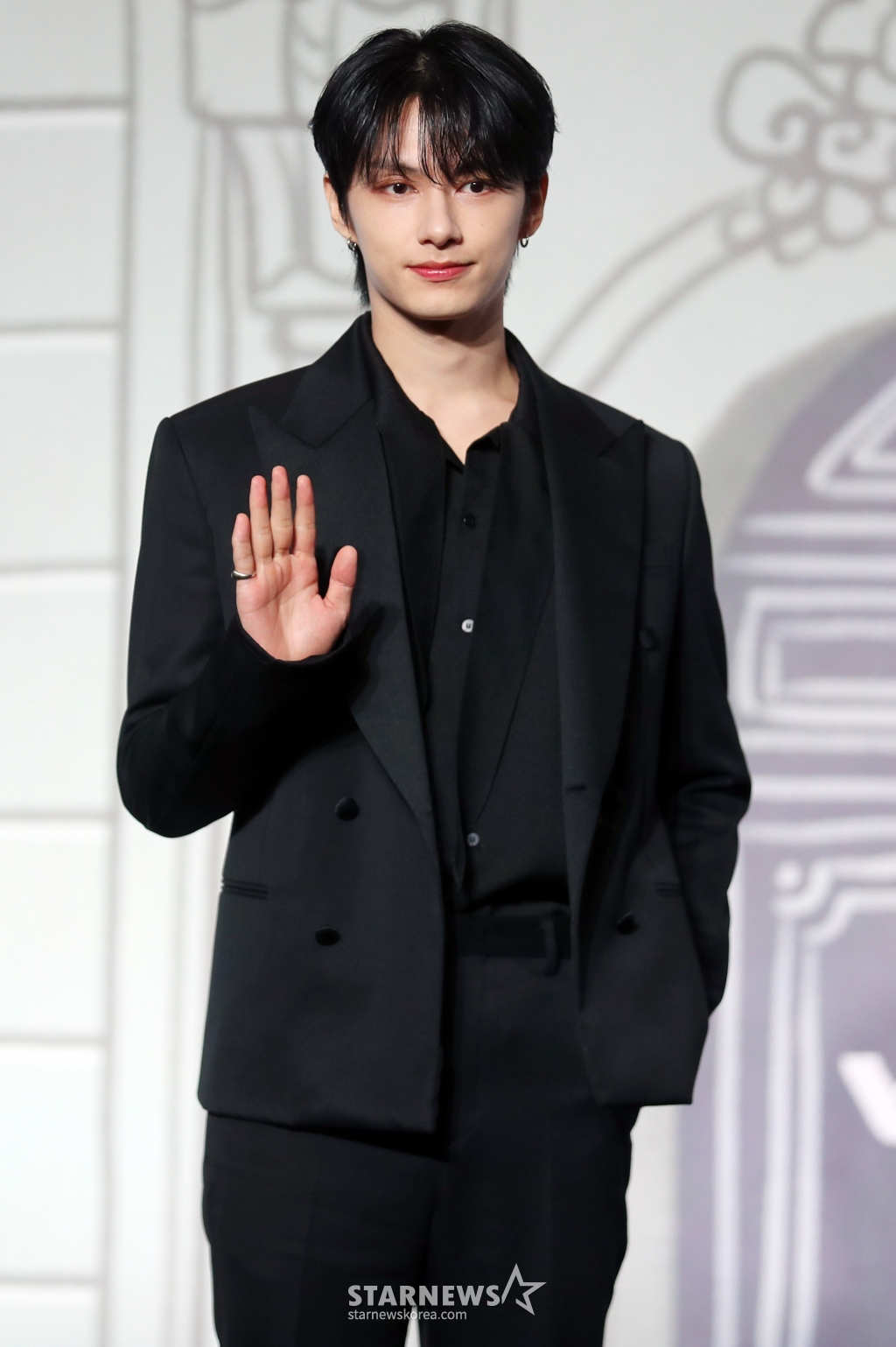 그룹 세븐틴(Seventeen) 준이 29일 오후 서울 여의도 콘래드호텔 그랜드 볼룸에서 베스트 앨범 '17 IS RIGHT HERE' 발매 기념 글로벌 기자간담회를 열고 포즈를 취하고 있다.   이번 베스트 앨범 '17 IS RIGHT HERE'은 9년의 발자취를 담는 동시에 지난 시간을 기념하며 우리만의 공간에서 영원히 함께할 것임을 약속하는 앨범으로 총 33개의 트랙으로 한국 앨범 타이틀 20곡과 일본 앨범 타이틀 8곡, '아낀다', 타이틀 곡 'MAESTRO& /사진=임성균