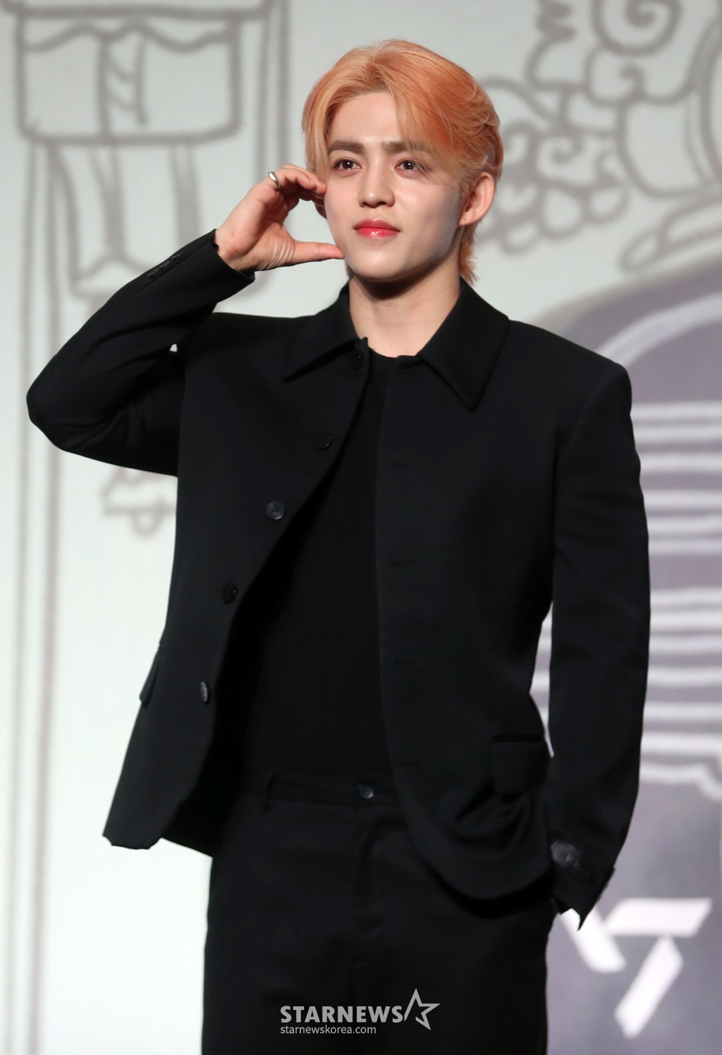 그룹 세븐틴(Seventeen) 에스쿱스가 29일 오후 서울 여의도 콘래드호텔 그랜드 볼룸에서 베스트 앨범 '17 IS RIGHT HERE' 발매 기념 글로벌 기자간담회를 열고 포즈를 취하고 있다.   이번 베스트 앨범 '17 IS RIGHT HERE'은 9년의 발자취를 담는 동시에 지난 시간을 기념하며 우리만의 공간에서 영원히 함께할 것임을 약속하는 앨범으로 총 33개의 트랙으로 한국 앨범 타이틀 20곡과 일본 앨범 타이틀 8곡, '아낀다', 타이틀 곡 'MAEST /사진=임성균