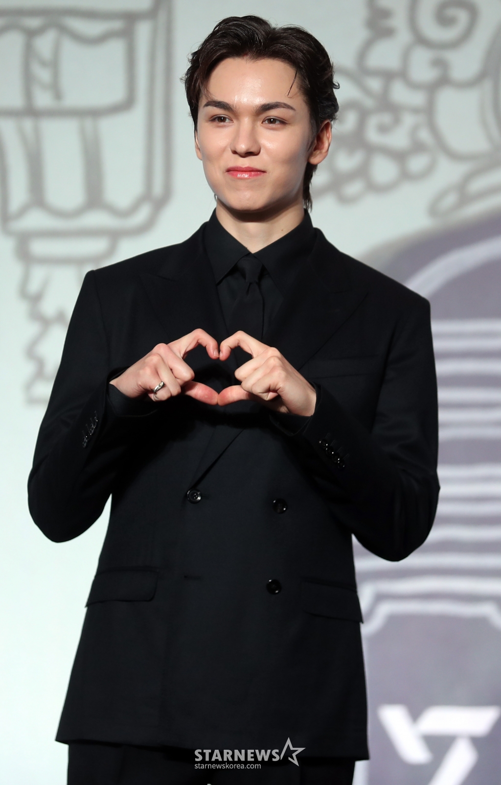 그룹 세븐틴(Seventeen) 버논이 29일 오후 서울 여의도 콘래드호텔 그랜드 볼룸에서 베스트 앨범 '17 IS RIGHT HERE' 발매 기념 글로벌 기자간담회를 열고 포즈를 취하고 있다.   이번 베스트 앨범 '17 IS RIGHT HERE'은 9년의 발자취를 담는 동시에 지난 시간을 기념하며 우리만의 공간에서 영원히 함께할 것임을 약속하는 앨범으로 총 33개의 트랙으로 한국 앨범 타이틀 20곡과 일본 앨범 타이틀 8곡, '아낀다', 타이틀 곡 'MAESTRO /사진=임성균