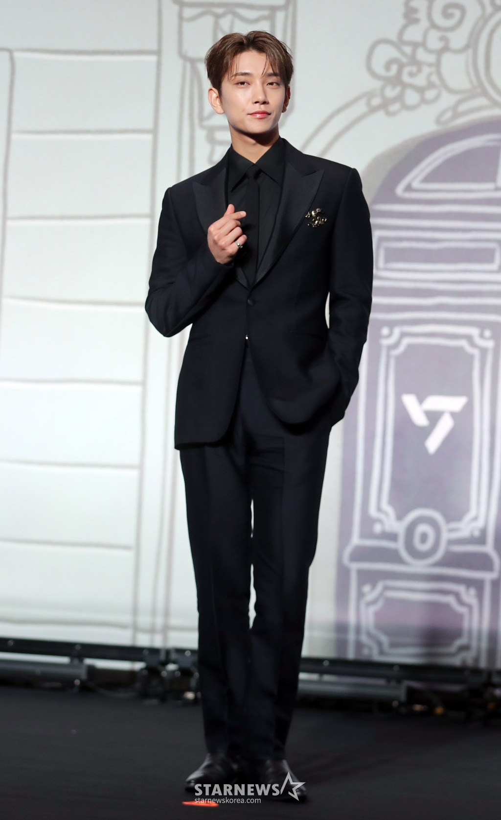그룹 세븐틴(Seventeen) 조슈아가29일 오후 서울 여의도 콘래드호텔 그랜드 볼룸에서 베스트 앨범 '17 IS RIGHT HERE' 발매 기념 글로벌 기자간담회를 열고 포즈를 취하고 있다.   이번 베스트 앨범 '17 IS RIGHT HERE'은 9년의 발자취를 담는 동시에 지난 시간을 기념하며 우리만의 공간에서 영원히 함께할 것임을 약속하는 앨범으로 총 33개의 트랙으로 한국 앨범 타이틀 20곡과 일본 앨범 타이틀 8곡, '아낀다', 타이틀 곡 'MAESTRO /사진=임성균
