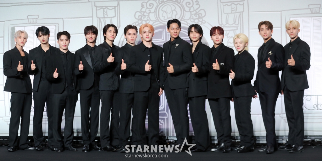 그룹 세븐틴(Seventeen) 호시, 준, 디노, 디에잇, 원우, 버논, 에스쿱스, 민규, 정한, 승관, 우지, 조슈아, 도겸이 29일 오후 서울 여의도 콘래드호텔 그랜드 볼룸에서 베스트 앨범 '17 IS RIGHT HERE' 발매 기념 글로벌 기자간담회를 열고 포즈를 취하고 있다.   이번 베스트 앨범 '17 IS RIGHT HERE'은 9년의 발자취를 담는 동시에 지난 시간을 기념하며 우리만의 공간에서 영원히 함께할 것임을 약속하는 앨범으로 총 33개의 트랙으로 한국 앨범 타이틀 20곡과 /사진=임성균