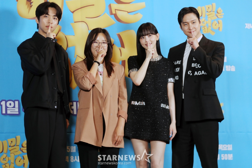 배우 주종혁, 장지연 연출, 강한나, 도경표가 30일 오후 서울 영등포구 라마다 서울 신도림 호텔에서 열린 JTBC 수목드라마 '비밀은 없어' 제작발표회에 참석해 포즈를 취하고 있다.  드라마 '비밀은 없어' 는 통제 불능 혓바닥 헐크가 된 아나운서 송기백이 열정 충만 예능작가 온우주를 만나며 겪게 되는 유치하고 발칙한 인생 반전 코믹 멜로 드라마로 오는 5월 1일  첫 방송된다. 2024.04.30 /사진=임성균