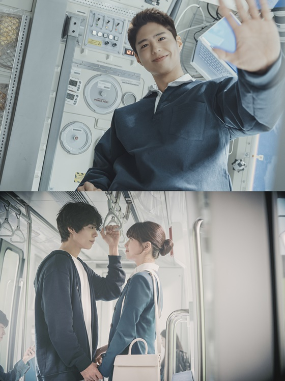 수지, 박보검/사진=에이스메이커무비웍스 제공