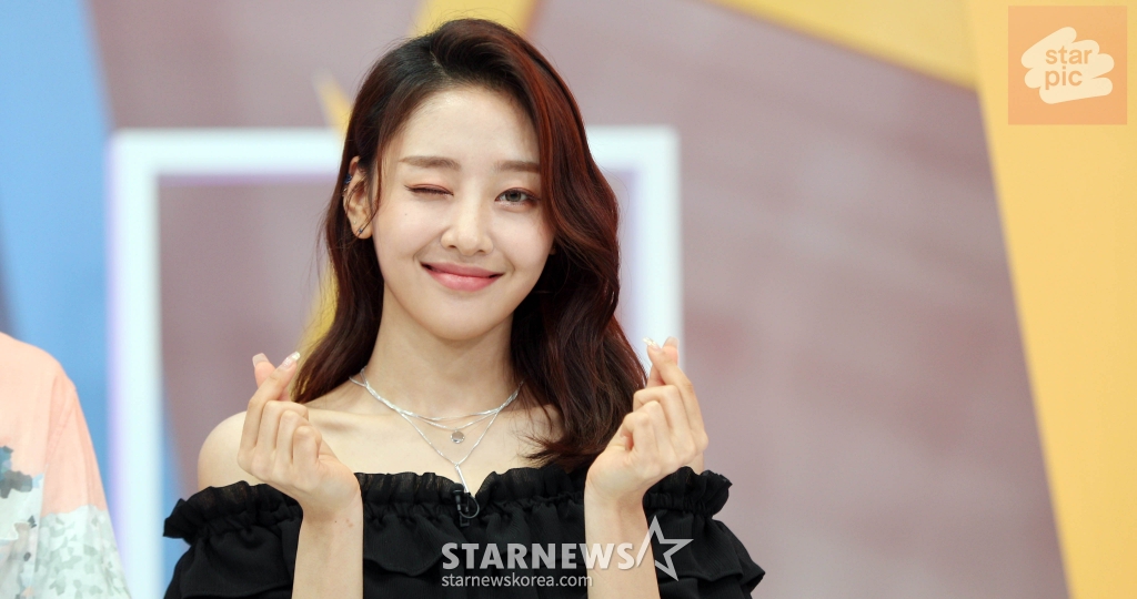 이달의소녀 이브가 27일 오후 서울 마포구 TBS교통방송에서 열린 '팩트인스타' 녹화에 참석해 포즈를 취하고 있다.