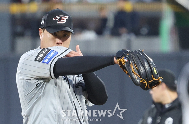 '2024 신한 SOL 뱅크 KBO리그' kt-한화전이 24일 수원 kt위즈파크에서 열렸다. 한화 선발 류현진이 3회말 kt 로하스가 타석에 들어서자 숨을 고르고 있다. /사진=김진경 기자