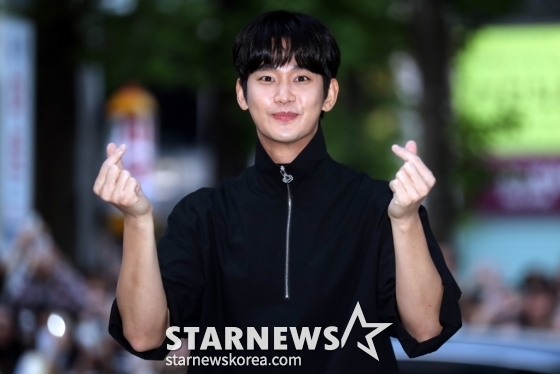 배우 김수현이 27일 오후 서울 여의도 한 음식점에서 열린 tvN 토일드라마 '눈물의 여왕' 종방연에 참석하고 있다. 2024.04.27 /사진=임성균