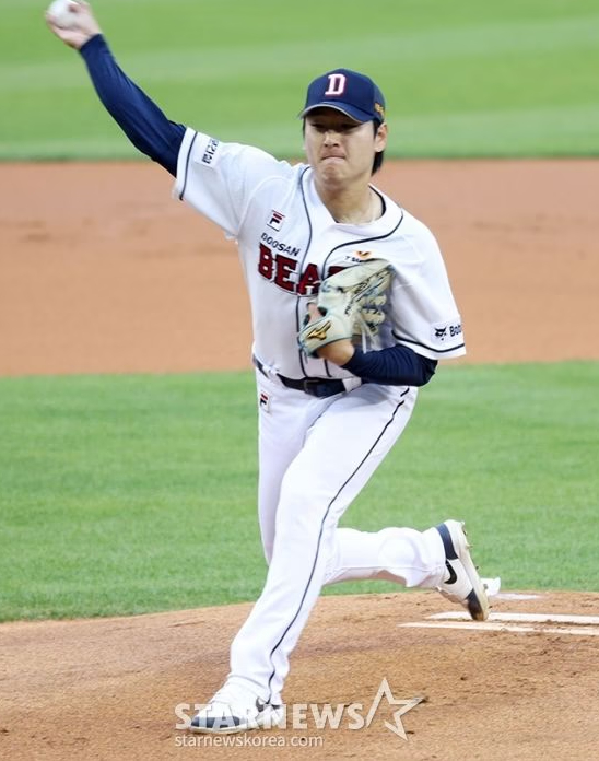두산 곽빈이 30일 삼성전에서 역투하고 있다. /사진=김진경 대기자