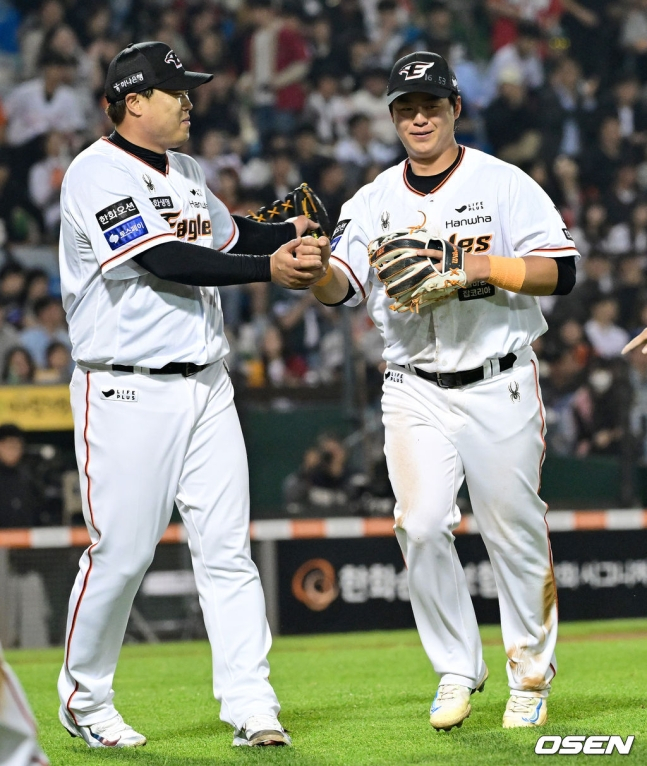 한화 류현진(왼쪽)이 30일 대전 SSG전 4회초 2사 1, 2루에서 몸을 날리는 호수비를 보여준 노시환을 미소와 함께 반기고 있다.
