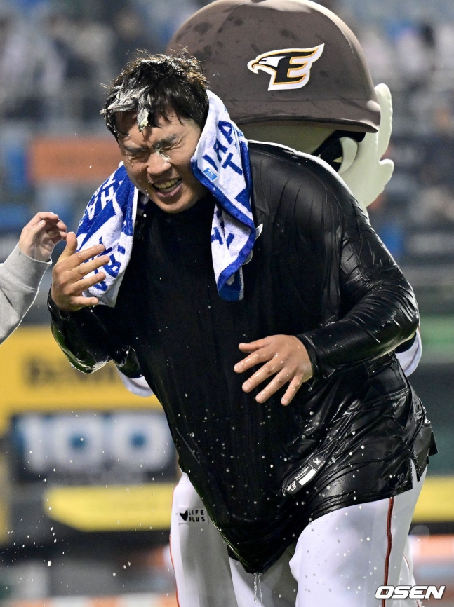 류현진이 30일 대전 SSG전에서 KBO 리그 통산 100승을 달성하고 동료들로부터 축하의 물 세례를 받고 기뻐하고 있다.