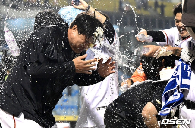 류현진이 30일 대전 SSG전에서 KBO 리그 통산 100승을 달성하고 동료들로부터 축하의 물 세례를 받고 기뻐하고 있다.