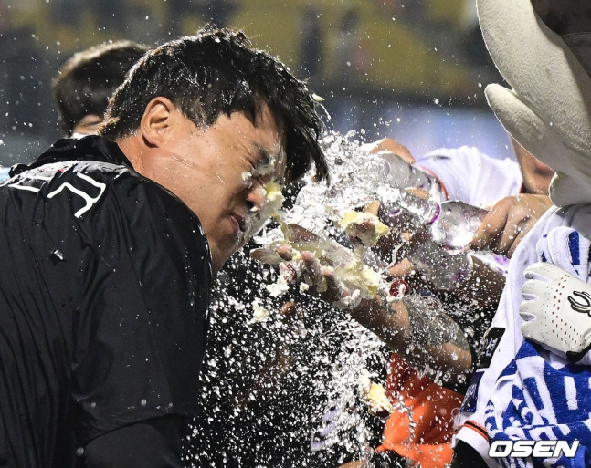 류현진이 30일 대전 SSG전에서 KBO 리그 통산 100승을 달성하고 동료들로부터 축하의 물 세례를 받고 기뻐하고 있다.