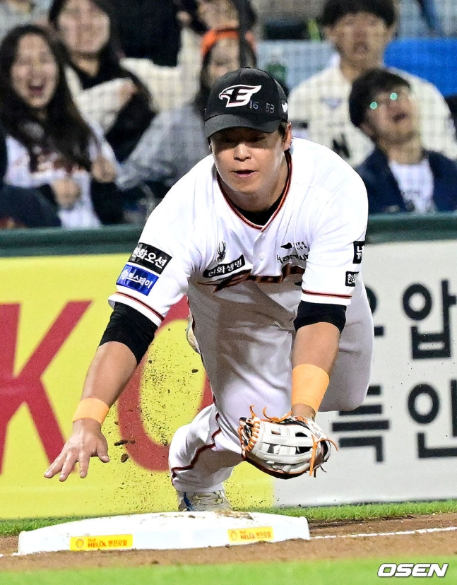 한화 노시환이 30일 대전 SSG전 4회초 2사 1, 2루에서 몸을 날려 3루 베이스를 찍고 2루 주자를 포스 아웃시키고 있다.