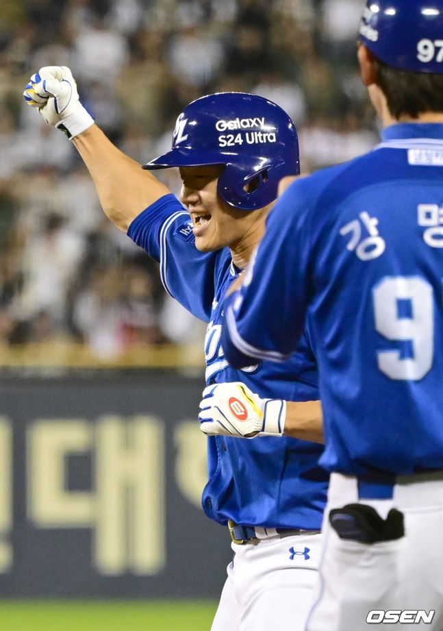 삼성 라이온즈 이성규가 1일 서울 잠실구장에서 열린 두산 베어스와 2024 신한 SOL뱅크 KBO리그 방문경기에서 6회초 역전 적시타를 치고 세리머니를 하고 있다.