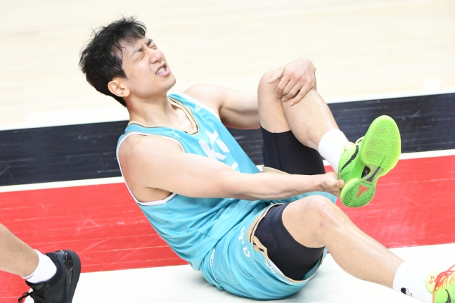 허훈이 지난 29일 수원KT소닉붐아레나에서 열린 수원 KT 대 부산 KCC의 '2023~2024 정관장 프로농구 챔피언결정전' 2차전에서 발목을 접질려 고통스러워하고 있다. /사진=KBL 제공