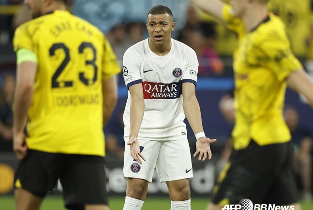 PSG 킬리안 음바페가 2일(한국시간) 도르트문트전에서 아쉬워하는 표정을 짓고 있다. /AFPBBNews=뉴스1