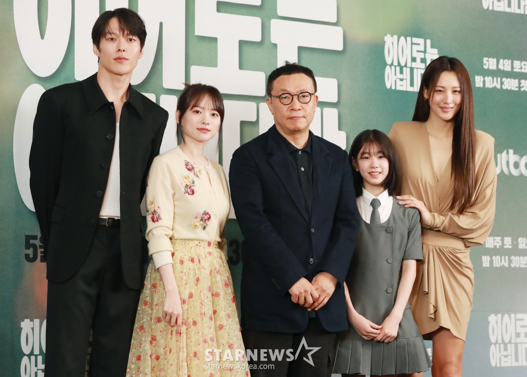 배우 장기용, 천우희, 조현탁 감독, 배우 박소이, 수현이 2일 오후 서울 마포구 상암동 스탠포드호텔에서 진행된 JTBC 드라마 '히어로는 아닙니다만' 제작발표회에 참석해 포즈를 취하고 있다. /2024.05.02 /사진=이동훈