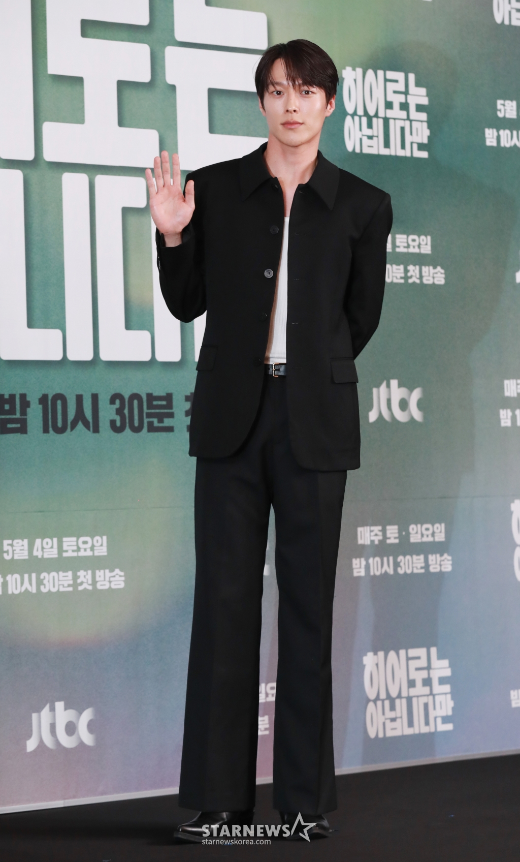 배우 장기용이 2일 오후 서울 마포구 상암동 스탠포드호텔에서 진행된 JTBC 드라마 '히어로는 아닙니다만' 제작발표회에 참석해 포즈를 취하고 있다. /2024.05.02 /사진=이동훈