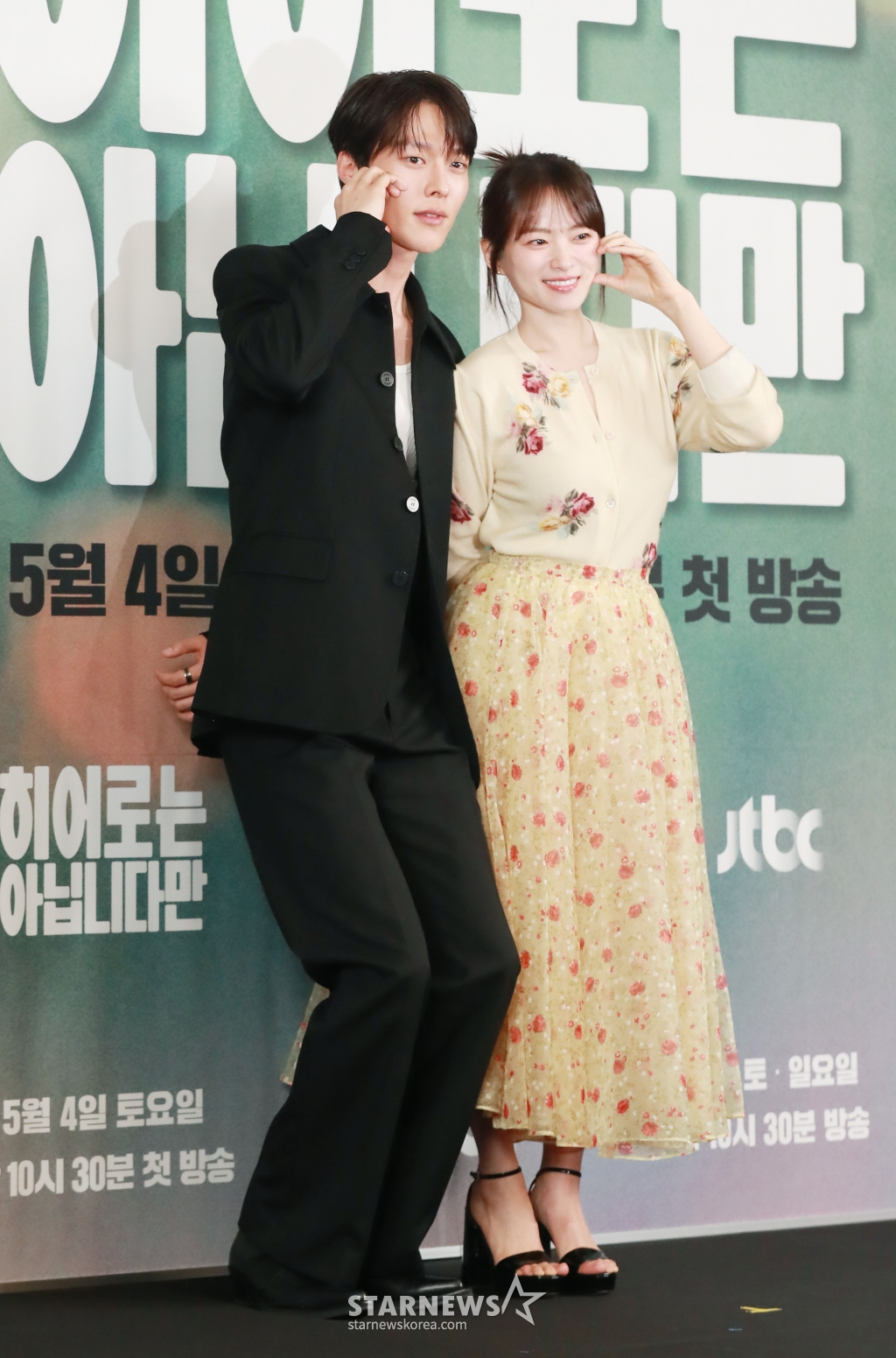 배우 장기용, 천우희가 2일 오후 서울 마포구 상암동 스탠포드호텔에서 진행된 JTBC 드라마 '히어로는 아닙니다만' 제작발표회에 참석해 포즈를 취하고 있다. /2024.05.02 /사진=이동훈