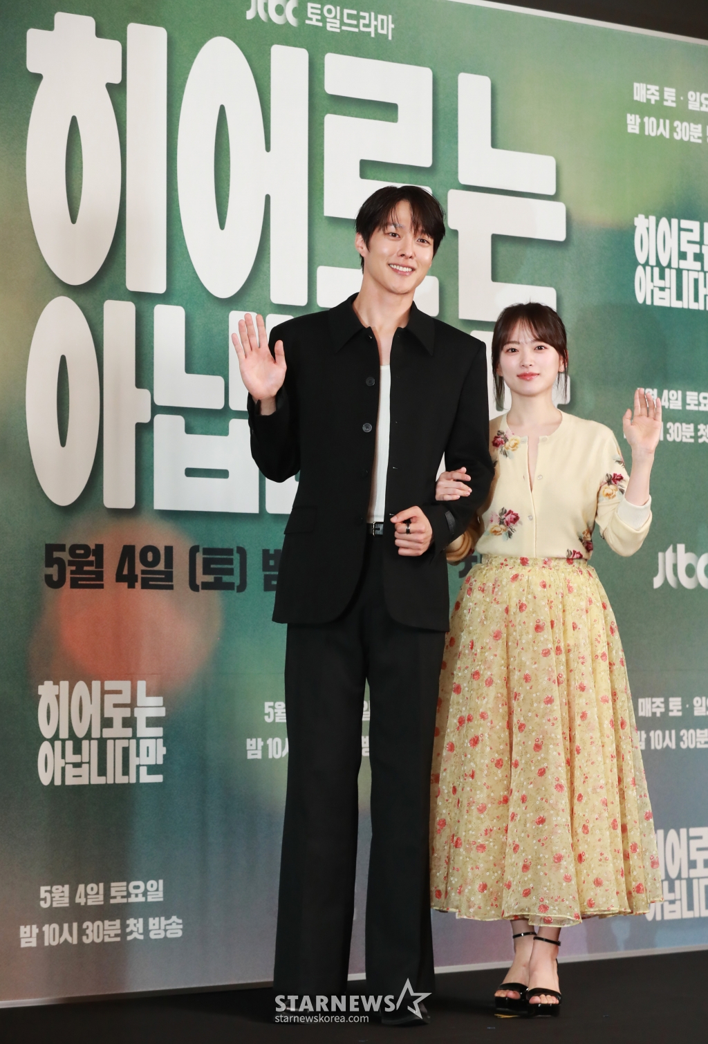 배우 장기용, 천우희가 2일 오후 서울 마포구 상암동 스탠포드호텔에서 진행된 JTBC 드라마 '히어로는 아닙니다만' 제작발표회에 참석해 포즈를 취하고 있다. /2024.05.02 /사진=이동훈