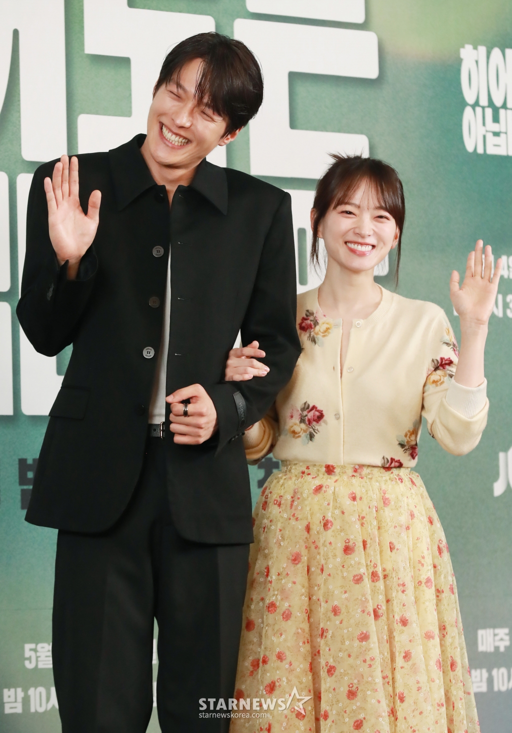 배우 장기용, 천우희가 2일 오후 서울 마포구 상암동 스탠포드호텔에서 진행된 JTBC 드라마 '히어로는 아닙니다만' 제작발표회에 참석해 포즈를 취하고 있다. /2024.05.02 /사진=이동훈