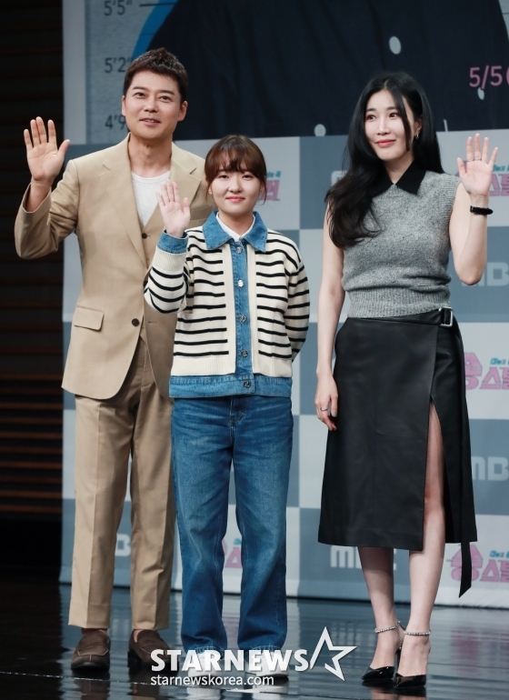 전현무, 장하린 PD, 이해리가 3일 오전 서울 마포구 상암동 MBC에서 진행된 예능 '송스틸러' 제작발표회에 참석해 포즈를 취하고 있다.