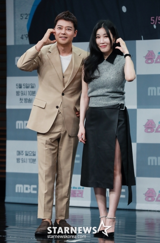 전현무, 이해리가 3일 오전 서울 마포구 상암동 MBC에서 진행된 예능 '송스틸러' 제작발표회에 참석해 포즈를 취하고 있다.