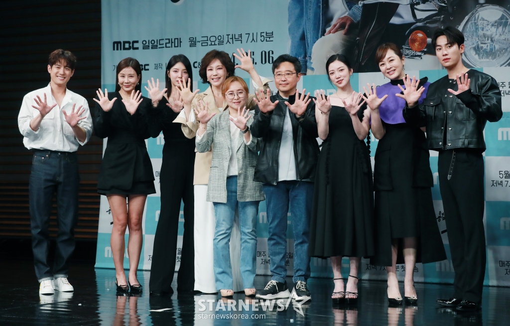 배우 서준영, 양정아, 엄현경, 지수원, 김미숙 PD, 이민수 PD, 배우 임주은, 이승연, 권화운이 3일 오후 서울 마포구 상암동 MBC에서 진행된 MBC 일일극 '용감무쌍 용수정' 제작발표회에 참석해 포즈를 취하고 있다. 현대판 거상 임상옥을 꿈꾸는 거침없는 상여자 용수정과 그녀에게 운명을 맡긴 악바리 짠돌이 여의주가 함께하는 화끈하고 통쾌한 로맨스 복수극 '용감무쌍 용수정'은 오는 6일 첫 방송된다. /2024.05.03 /사진=이동훈