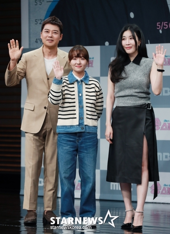 전현무, 장하린 PD, 이해리가 3일 오전 서울 마포구 상암동 MBC에서 진행된 예능 '송스틸러' 제작발표회에 참석해 포즈를 취하고 있다.