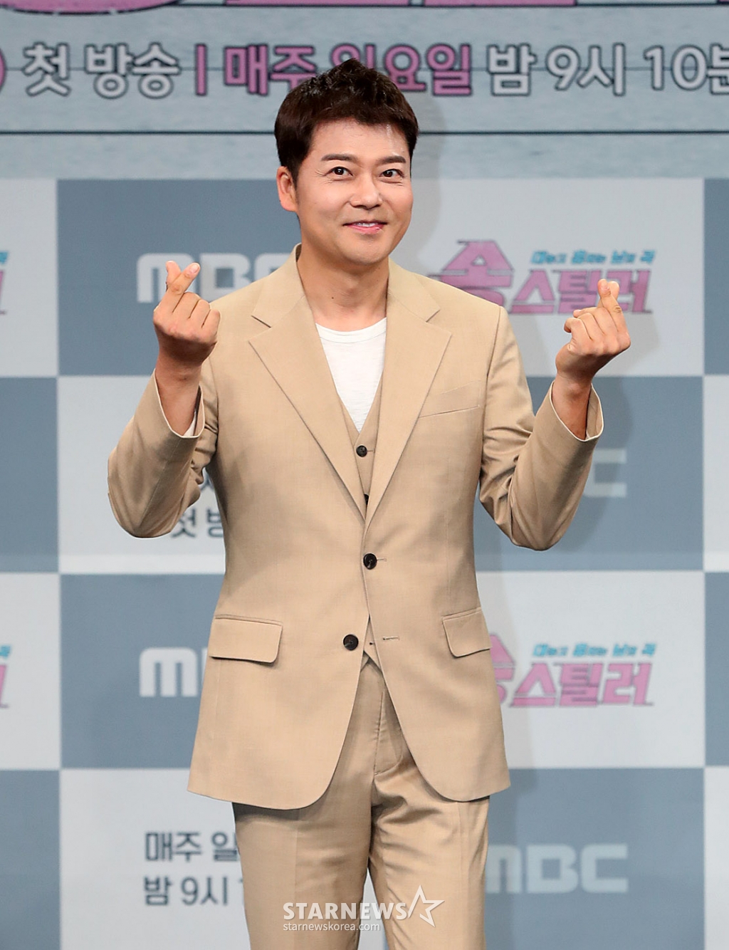 [서울=뉴시스] 김혜진 기자 = 방송인 전현무가 3일 오전 서울 마포구 상암동 MBC 사옥에서 진행된 MBC 새 예능 '송스틸러' 제작발표회에서 포즈를 취하고 있다. 2024.05.03. jini@newsis.com /사진=김혜진