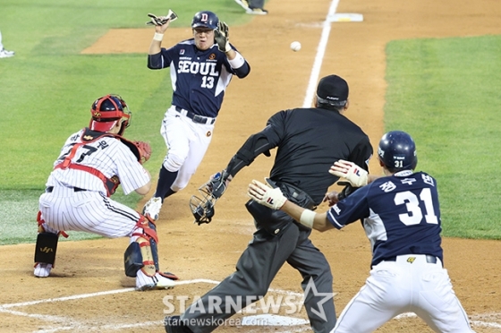 '2024 신한 SOL 뱅크 KBO리그' LG-두산전이 3일 서울 잠실야구장에서 열렸다. 두산 3회초 1사 2,3루에서 2루주자 허경민이 양의지의 안타 때 홈까지 파고들어 세이프되고 있다. LG 포수는 박동원 주심 김병주. /사진=김진경 대기자