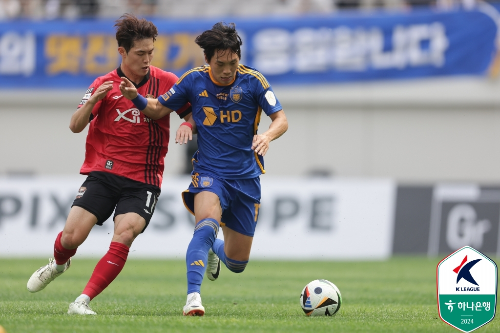 볼 경합하는 강성진(왼쪽)과 이명재. /사진=한국프로축구연맹 제공