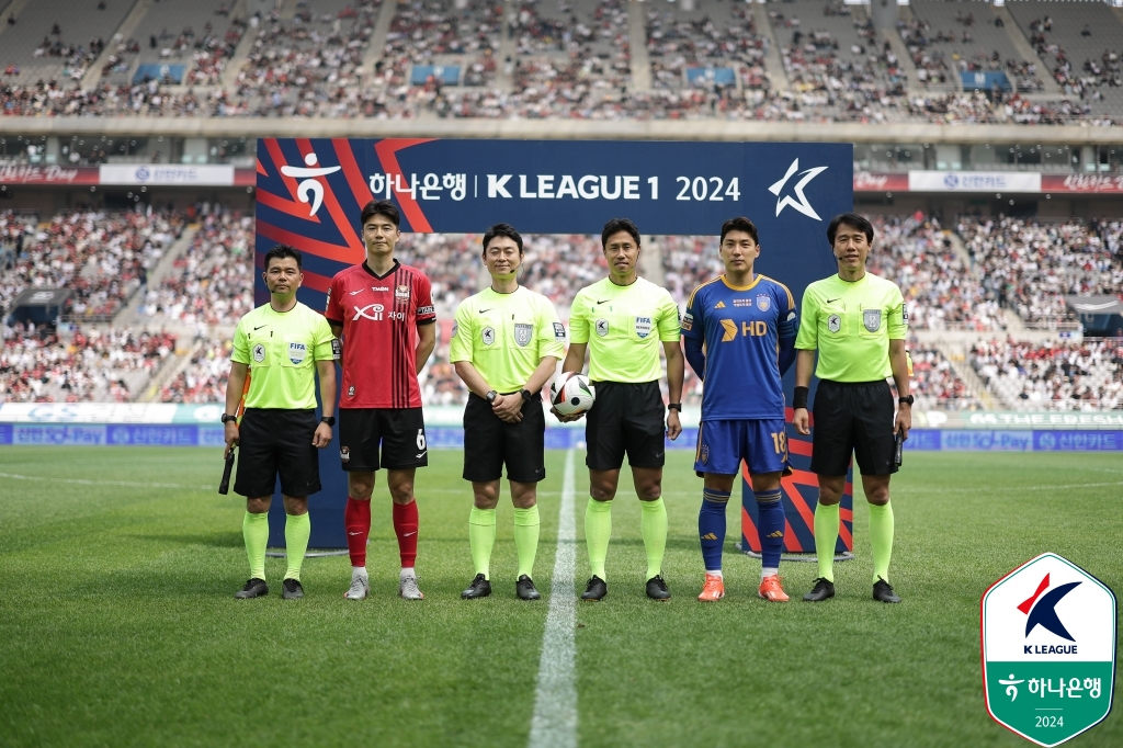 경기 전 양팀 주장과 심판진이 기념 촬영을 하고 있다. /사진=한국프로축구연맹 제공