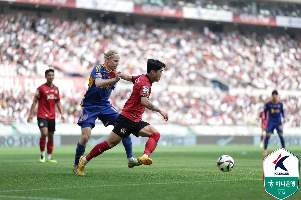 루빅손(왼쪽)과 최준. /사진=한국프로축구연맹 제공