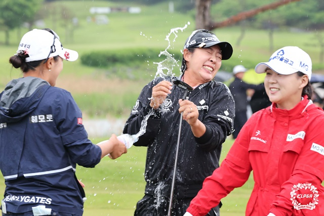 우승 확정 후 물세례를 받는 박지영. /사진=KLPGA 제공