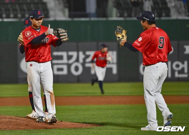 롯데 손호영(왼쪽)과 정훈.