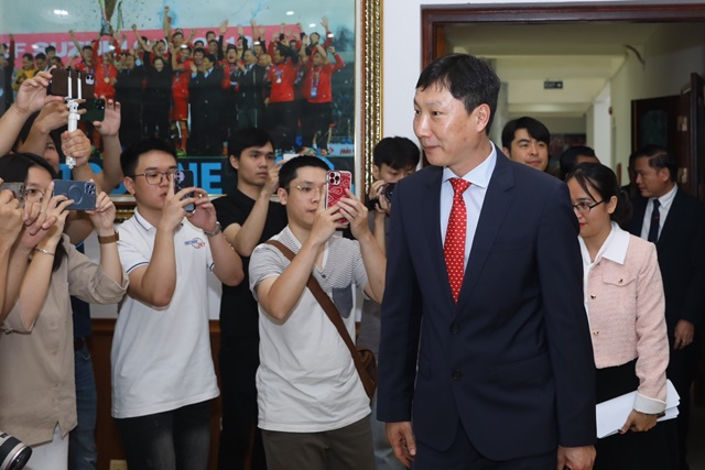 베트남 축구대표팀 취임식에 참석한 김상식 감독(오른쪽). /사진=디제이매니지먼트 제공