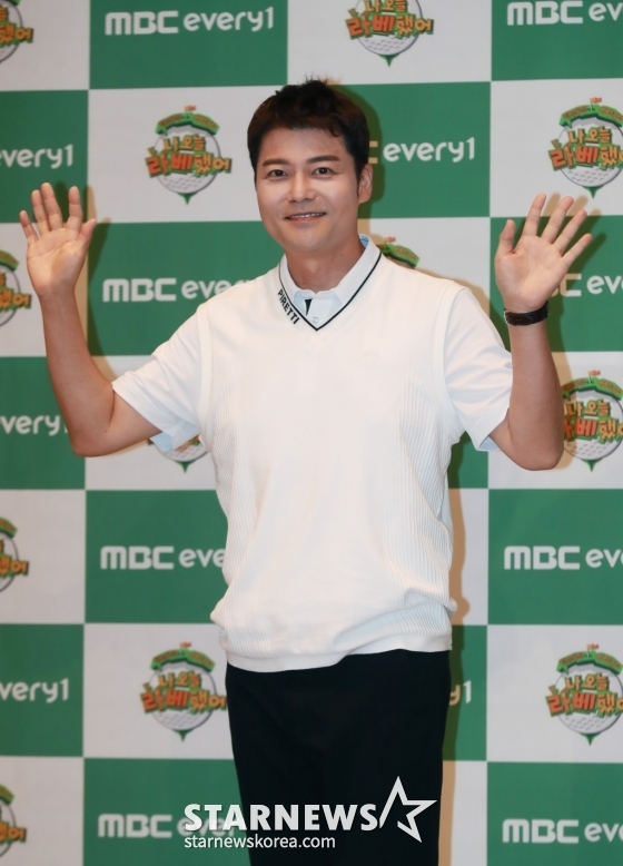 방송인 전현무가 7일 오전 서울 동대문구 앰배서더 풀만 호텔에서 진행된 MBC에브리원 예능 '나 오늘 라베했어' 제작발표회에 참석해 포즈를 취하고 있다. /2024.05.07