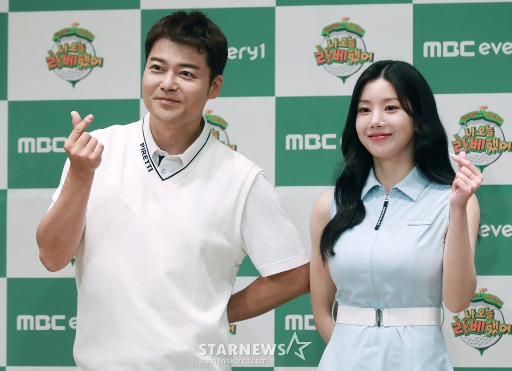 전현무, 권은비가 7일 오전 서울 동대문구 앰배서더 풀만 호텔에서 진행된 MBC에브리원 예능 '나 오늘 라베했어' 제작발표회에 참석해 포즈를 취하고 있다. /2024.05.07 /사진=이동훈