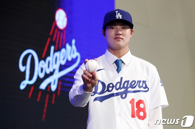 지난해 LA 다저스와 계약 후 포즈를 취하는 장현석. /사진=뉴스1