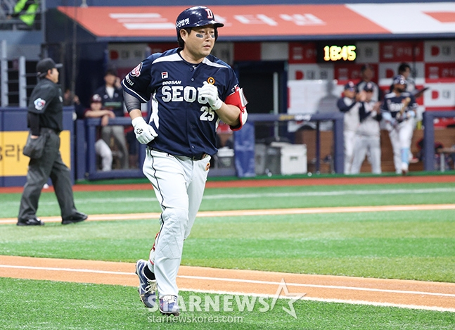 '2024 신한 SOL 뱅크 KBO리그' 키움-두산전이 7일 서울 고척스카이돔에서 열렸다. 두산 양의지가 2회초 무사에서 선제 솔로포를 날린 후 달려나가고 있다. /사진=김진경 대기자