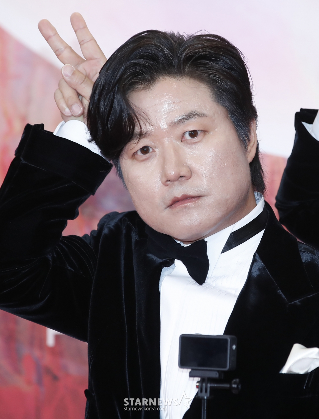 (서울=뉴스1) 권현진 기자 = 나영석 PD가 7일 오후 서울 강남구 코엑스에서 열린 '60회 백상예술대상' 레드카펫 행사에서 포즈를 취하고 있다. 2024.5.7/뉴스1 Copyright (C) 뉴스1. All rights reserved. 무단 전재 및 재배포, AI학습 이용 금지. /사진=(서울=뉴스1) 권현진 기자