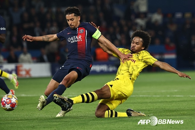 마르퀴뇨스(왼쪽)가 8일 오전 4시(한국시각) 프랑스 파리의 파리크 데 프랭스에서 열린 PSG 대 도르트문트 '2023~2024시즌 유럽축구연맹(UEFA) 챔피언스리그(UCL)' 4강 2차전에서 볼 경합을 펼치고 있다. /AFPBBNews=뉴스1 /AFPBBNews=뉴스1
