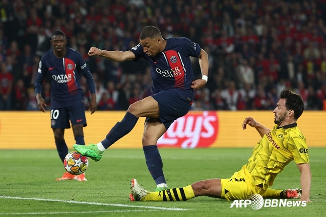 킬리안 음바페(가운데)가 8일 오전 4시(한국시각) 프랑스 파리의 파리크 데 프랭스에서 열린 PSG 대 도르트문트 '2023~2024시즌 유럽축구연맹(UEFA) 챔피언스리그(UCL)' 4강 2차전에서 슈팅을 시도하고 있다. /AFPBBNews=뉴스1