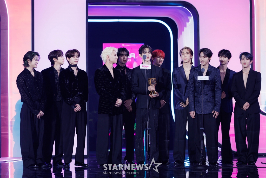[서울=뉴시스] 김혜진 기자 = 그룹 INI가 28일 일본 도쿄돔에서 열린 '2023 MAMA AWARDS'(2023 마마어워즈)에서 페이보릿 아시안 남자 그룹상을 수상한 뒤 소감을 말하고 있다. (사진=Mnet 제공) 2023.11.29. photo@newsis.com *재판매 및 DB 금지 /사진=