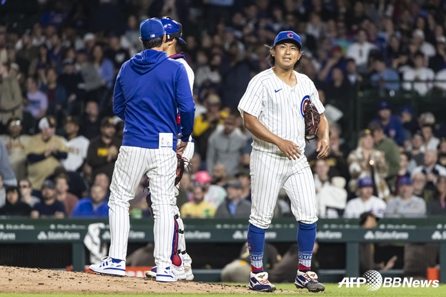 시카고 컵스 선발 이마나가 쇼타(오른쪽)가 8일 샌디에이고 파드리스전 8회초 홈런을 맞고 강판되고 있다. /AFPBBNews=뉴스1