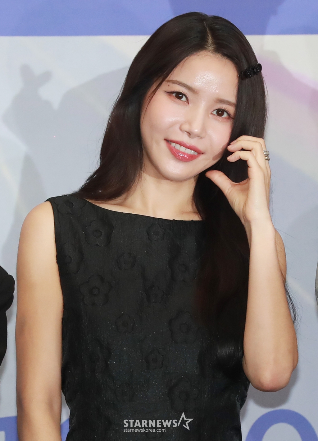 솔라가 8일 오전 서울 여의도 KBS에서 진행된 2TV 예능 '메이크메이트원'(MA1) 제작발표회에 참석해 포즈를 취하고 있다. '꿈꾸던 무대를 만들기 위해(MAKE) 친구(MATE)와 하나(ONE) 되는 시간'이라는 의미를 담은 글로벌 아이돌 데뷔 프로젝트 프로그램 '메이크메이트원'은 오는 15일 첫 방송된다. /2024.05.08 /사진=이동훈