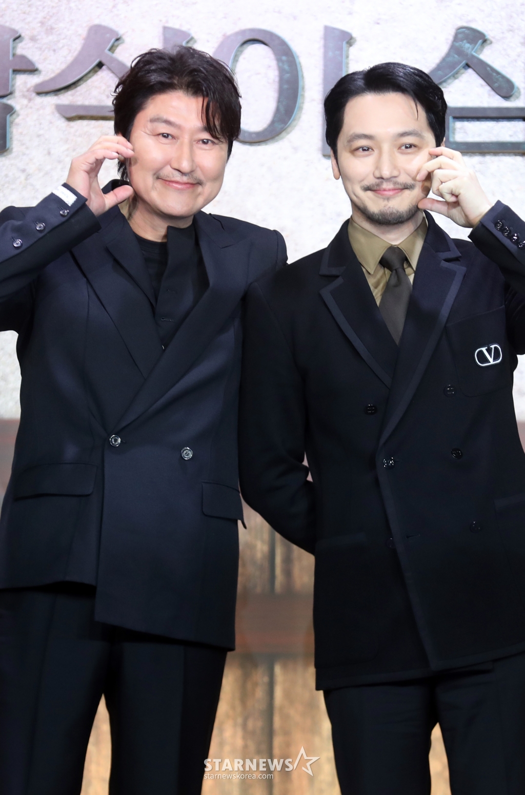 배우 송강호, 변요한이 8일 오전 서울 강남구 그랜드인터콘티넨탈 파르나스 그랜드 볼룸에서 열린 디즈니+ 드라마 '삼식이 삼촌' 제작발표회에 참석해 포즈를 취하고 있다. '삼식이 삼촌'은 전쟁 중에도 하루 세끼를 반드시 먹인다는 삼식이 삼촌(송강호 분)과 모두가 잘 먹고 잘 사는 나라를 만들고자 했던 엘리트 청년 김산(변요한 분)이 혼돈의 시대 속 함께 꿈을 이루고자 하는 뜨거운 이야기를 그린 작품으로 오는 15일 첫 방송을 앞두고 있다. 2024.05.08 /사진=임성균