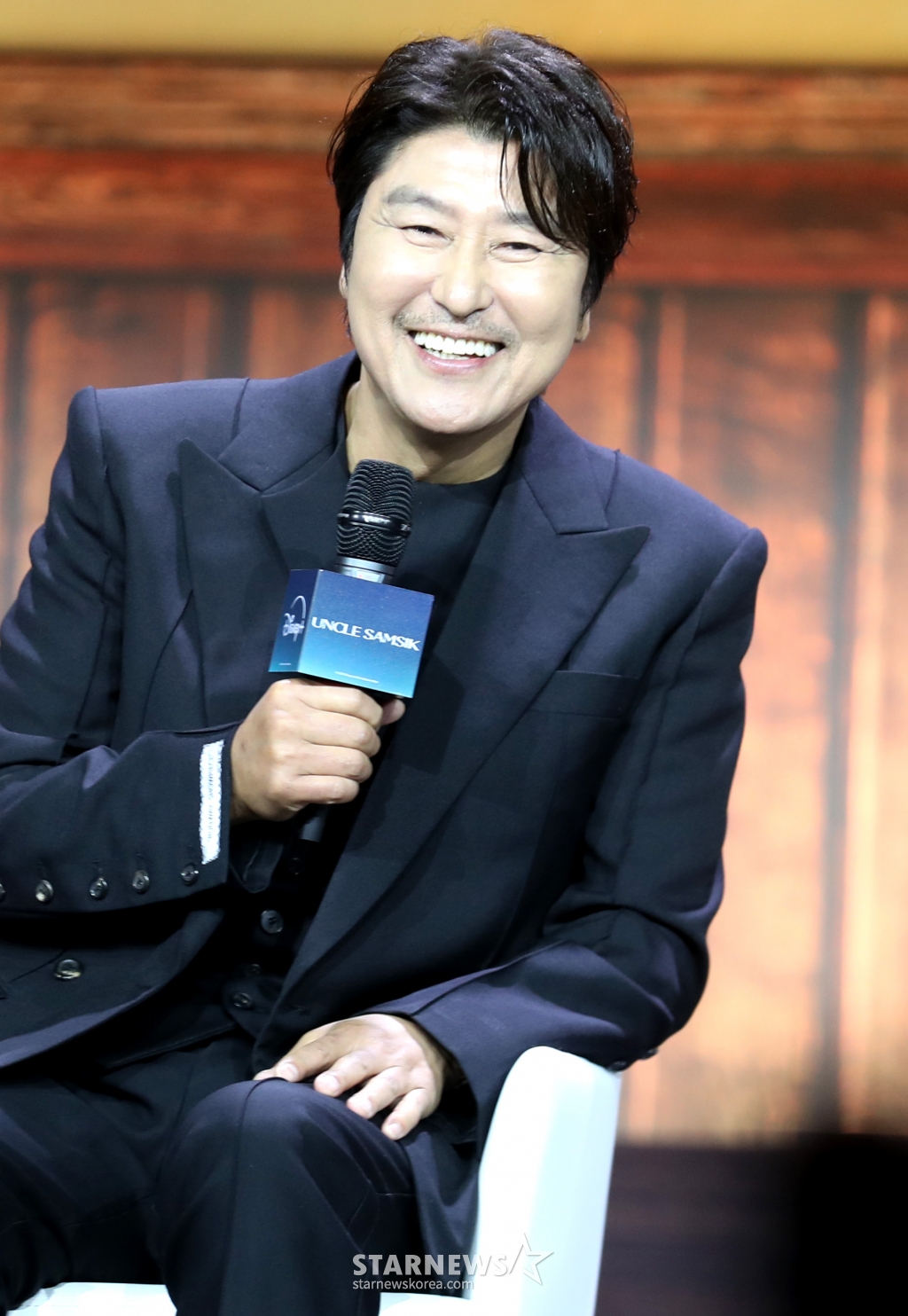 배우 송강호가 8일 오전 서울 강남구 그랜드인터콘티넨탈 파르나스 그랜드 볼룸에서 열린 디즈니+ 드라마 '삼식이 삼촌' 제작발표회에 참석해 인사말을 하고 있다. '삼식이 삼촌'은 전쟁 중에도 하루 세끼를 반드시 먹인다는 삼식이 삼촌(송강호 분)과 모두가 잘 먹고 잘 사는 나라를 만들고자 했던 엘리트 청년 김산(변요한 분)이 혼돈의 시대 속 함께 꿈을 이루고자 하는 뜨거운 이야기를 그린 작품으로 오는 15일 첫 방송을 앞두고 있다. 2024.05.08 /사진=임성균